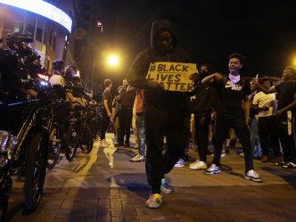 事件引發美國多個城市有示威活動引發騷亂。AP