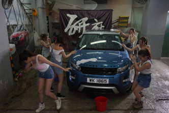 眾女落力拍攝一場洗車戲，其間玩到興起更爆水戰！