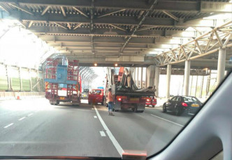屯門公路私家車相撞貨車。網民Yiu Zi Yuan‎圖片