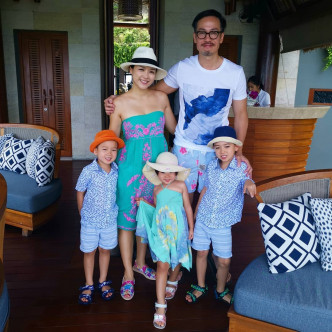 10月时，陈豪一家去咗泰国度假。