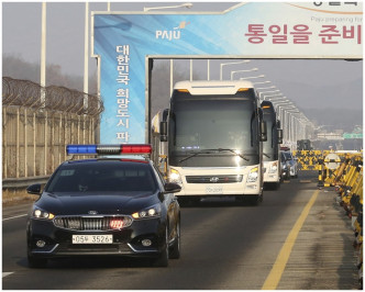 先遣队经开城工业园区抵达南韩。AP
