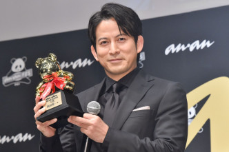 冈田准一获杂志颁发最高荣誉「anan大赏」。