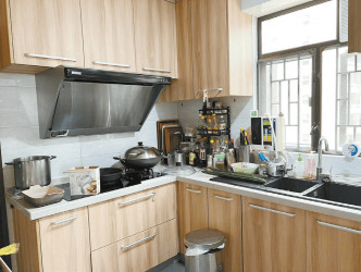 厨房配有上下列厨柜，又置有多面工作平枱烹饪。