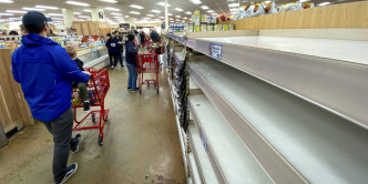 美國民眾到超市搶購糧食和日用品。 AP