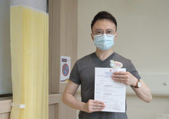 中大醫學院院長陳家亮，在中大醫院接種第二劑復必泰疫苗。