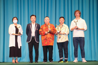 电影《通灵师》去年于洛杉矶国际电影节荣获「最佳记录片大奖」，李居明及幕后团队于台上进行领奖仪式。