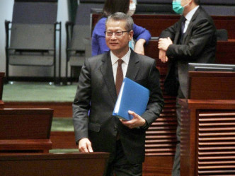 陳茂波指預算案封面選擇了象徵土地的顏色，因他相信，香港仍是充滿生機的土壤。