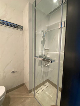 浴室采淋浴间设计，悭位实用。