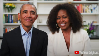 美国前总统奥巴马夫妇为毕业生送上祝福。