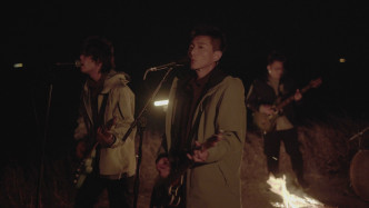 MV要在晚上开营火拍摄。