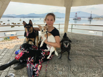 翁静晶成功把两只狗狗Blue and Jack移居来香港，成为家庭成员。