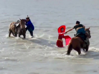 贺娇龙被骑手救上河岸。