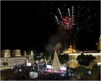在耶穌出生地馬糟廣場的聖誕教堂外聖誕樹亮燈還放煙花。AP