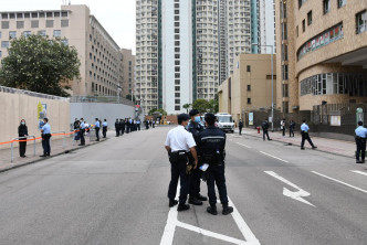 警员在警署外戒备。