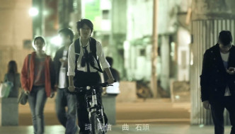 林暉閔14歲時拍攝《星空》MV，大受注目。