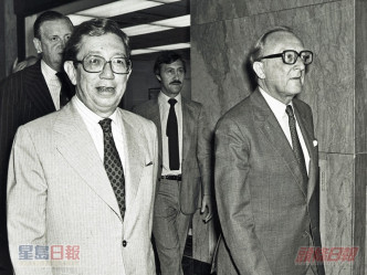 在一九八一年，卡靈頓(右)曾經訪問北京及香港，商討香港九七前途問題。資料圖片