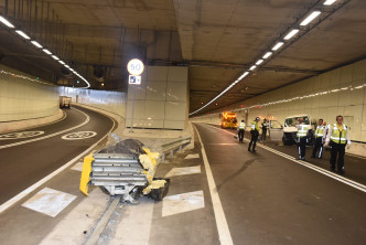 客貨車撞向路中風琴式分隔防撞欄。