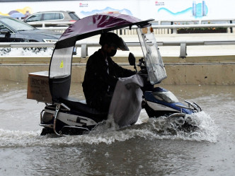 河南近日成為全國強降雨中心，鄭州單日降雨量破歷史極值。新華社相片