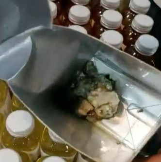 上海市民去年買蘋果汁發現盒內有發霉物體。網上圖片