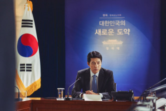郑雨盛饰演南韩元首。