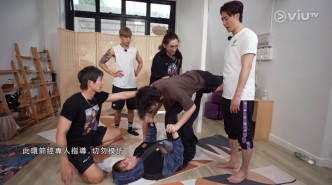 姜涛和Jer挑战双人瑜伽。