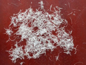 胶水绒的原材料只是碎状的鸡鸭绒丝或羽毛。 网上图片