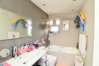 浴室設有浴缸，讓住戶隨時享受浸浴的樂趣。
