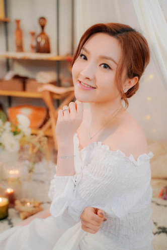 MV中Mag飾演一個待嫁新娘。