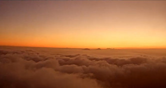新增摄影机在黄昏时分拍摄到的云海。影片截图
