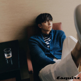 着冷衫好有暖男大叔Feel。（来源：Esquire Korea）