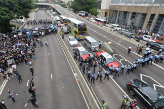示威者佔據金鐘夏愨道東西行線，交通受阻。
