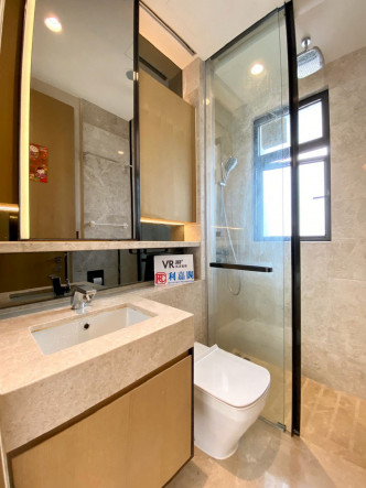 浴室地板及牆身鋪上大理石磁磚，方便打理。