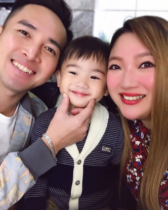 陈国峰与太太黄思雅于2016年结婚，翌年诞下大仔Regan（中）。