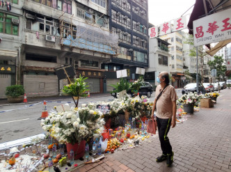 多名市民到场献花悼念。