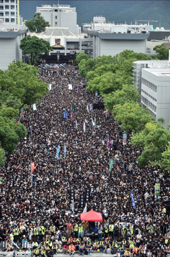 参与集会学生塞满百万大道。