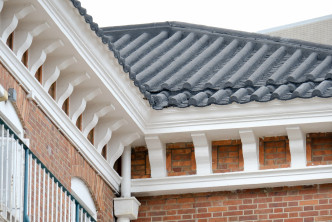 梅堂的屋簷下有多個裝飾性的托架，其下方飾有簷楣。