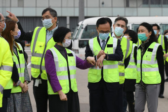 聂德权及陈肇始等人到机场停机坪迎接疫苗。
