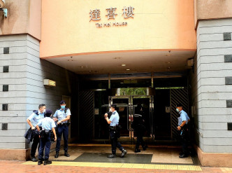 大批警员到达喜楼一带进行搜捕。