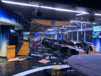 电视台假天花倒塌。网上图片