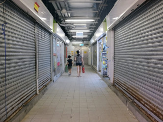 商场和街市有多间商户暂停营业。