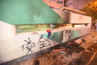 大批示威者連月縱火毀壞港鐵車站。資料圖片