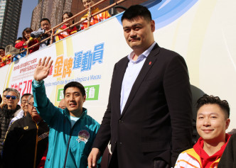 現任中國籃協主席的NBA名宿姚明（左二），聯同中國澳門體育暨奧林匹克委員會財政兼青年委員會主任馬志成（左一）及體操星將李小鵬（右）沿路打氣。　王嘉豪攝