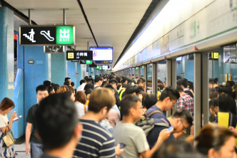 九龍塘站出現大批人潮。
