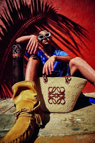 Loewe Anagram织篮手袋/$6350，由哥伦比亚女工匠以Iraca棕榈纤维手织而成，之后送到品牌西班牙皮革工坊加工。