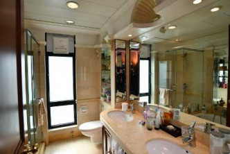 图中浴室以云石装潢，并附有双洗手盆、独立淋浴间及浴缸。