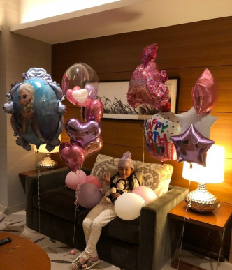 可盈和文龍在酒店房內，預備了多個氫氣球，為津津慶祝。