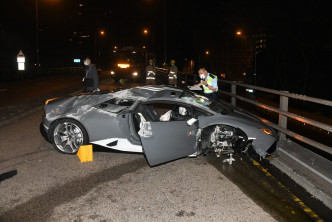 跑車車身嚴重損毀，車頂變形。