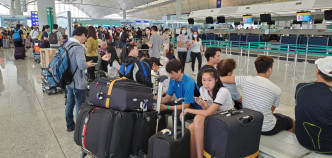 旅客滯留機場。