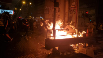 示威者周一晚上11時過後，再次縱火。