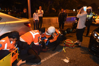 西环有电单车撞私家车，司机及女乘客倒地。